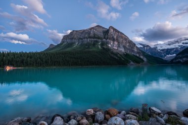 Dolunay Lake Louise kayıkhane üzerinde yükselir