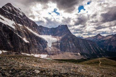 Mt Edith Cavell Jasper Milli Parkı'nda buzulda melek
