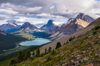 Yay Gölü ve tıp yay pik Banff National Park, Amerika Birleşik Devletleri