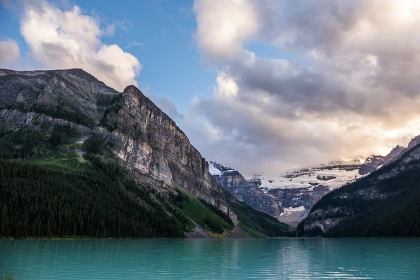 Lake Louise vid solnedgången i Banff National Park, Kanada — Stockfoto