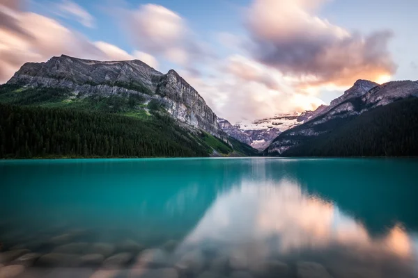 Lago Louise ao pôr do sol em Banff National Park, Canadá — Fotografia de Stock