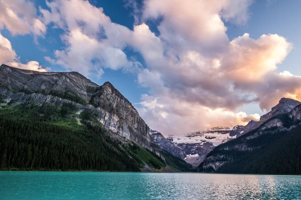 Lake Louise ved solnedgang i Banff National Park, Canada - Stock-foto