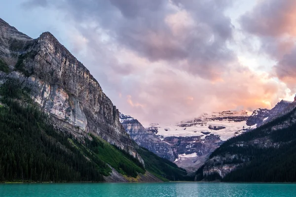 Lago Louise al atardecer en el Parque Nacional Banff, Canadá — Foto de Stock