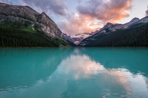 Lake Louise vid solnedgången i Banff National Park, Kanada — Stockfoto