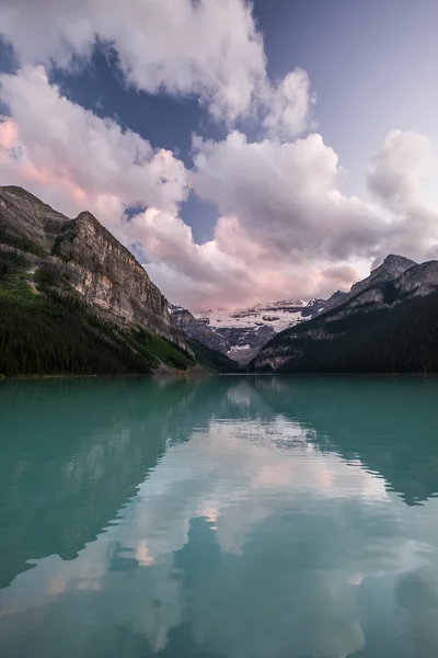 Banff Ulusal Parkı, Kanada gün batımında Lake Louise — Stok fotoğraf