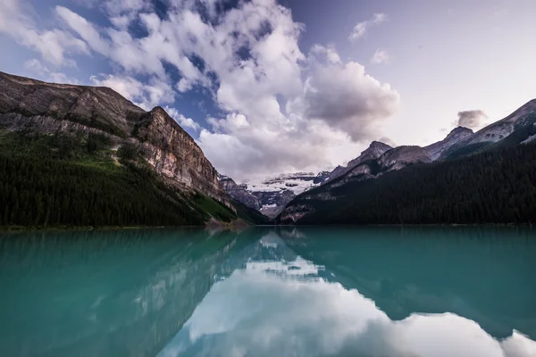 Lago Louise ao pôr do sol em Banff National Park, Canadá — Fotografia de Stock