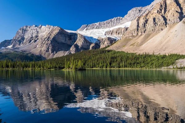 Ghețarul Crowfoot se reflectă pe Lacul Bow din Parcul Național Banff — Fotografie, imagine de stoc