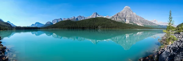 Panoráma a vízimadarak tó a Banff nemzeti parkban — Stock Fotó