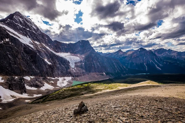 Glaciar Ángel en el Monte Edith Cavell en el Parque Nacional Jasper — Foto de Stock