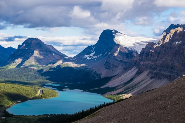 Bow Lake och medicin rosett topp i Banff National Park, Kanada — Stockfoto
