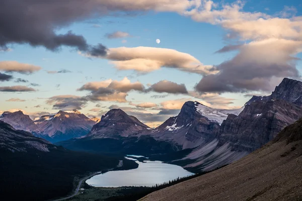 O lună plină atârnă peste Bow Lake și Medicine Bow Peak în Banff N — Fotografie, imagine de stoc