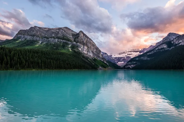 Lago Louise ao pôr do sol em Banff National Park, Canadá Fotografia De Stock