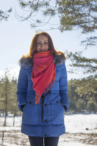 Fille marche dans la forêt — Photo