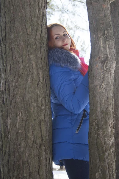 Fille marche dans la forêt — Photo