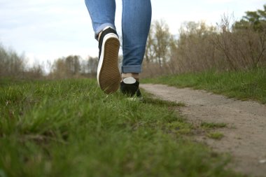 sırt çantası ile gözlüklü kız