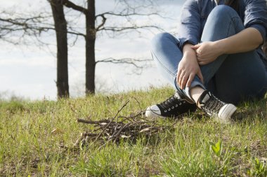 sırt çantası ile gözlüklü kız