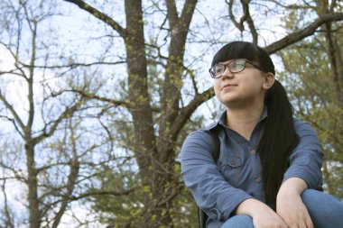 sırt çantası ile gözlüklü kız