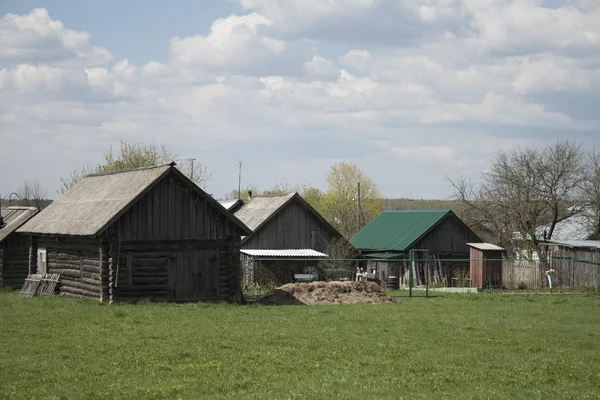 Starý dřevěný dům ve vesnici — Stock fotografie