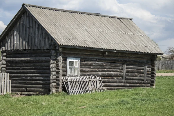 Oud houten huis in het dorp — Stockfoto