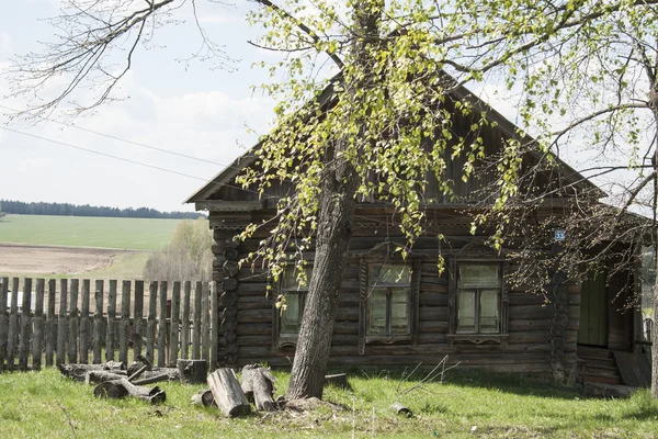 Altes Holzhaus im Dorf — Stockfoto