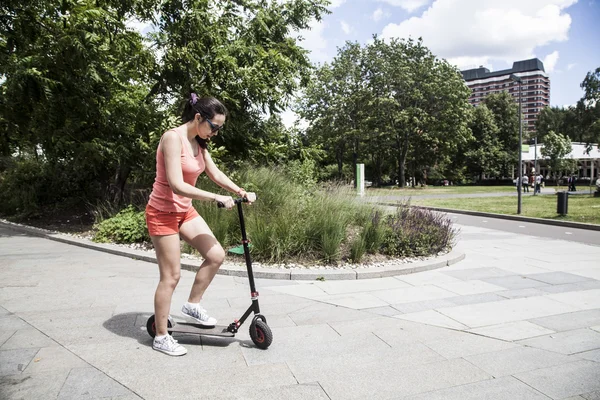 Menina Montando Uma Scooter Com Parque Verão — Fotografia de Stock