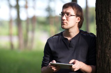 tablet el ile genç adam