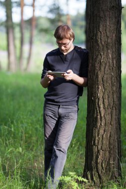 tablet el ile genç adam