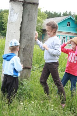 Çocuklar saklambaç oynayalım