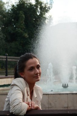 Sokakta yürüyen kız