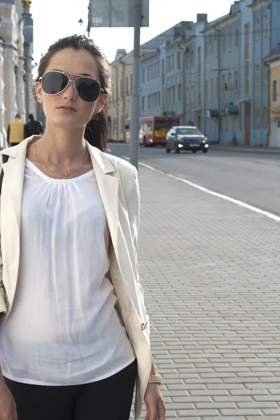 Chica caminando en la calle — Foto de Stock