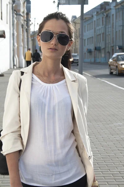 Chica caminando en la calle — Foto de Stock