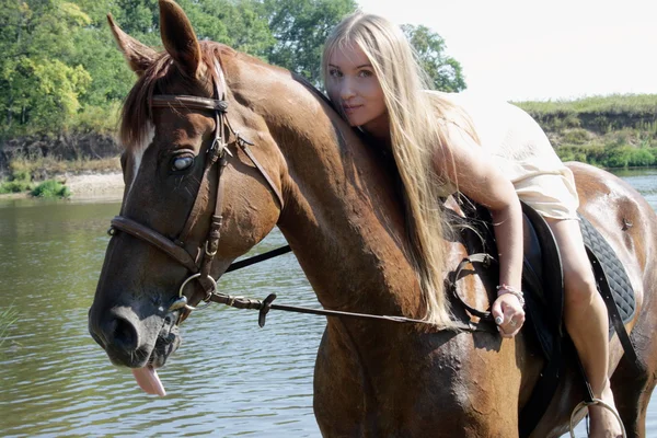 Blondă călăreț pe cal — Fotografie, imagine de stoc
