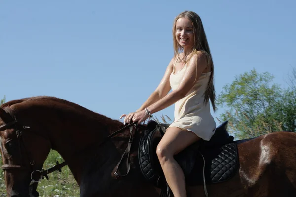 Blondă călăreț pe cal — Fotografie, imagine de stoc