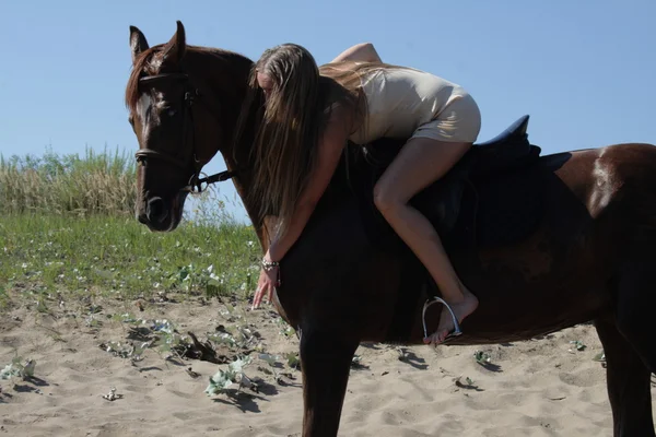 Blondă călăreț pe cal — Fotografie, imagine de stoc