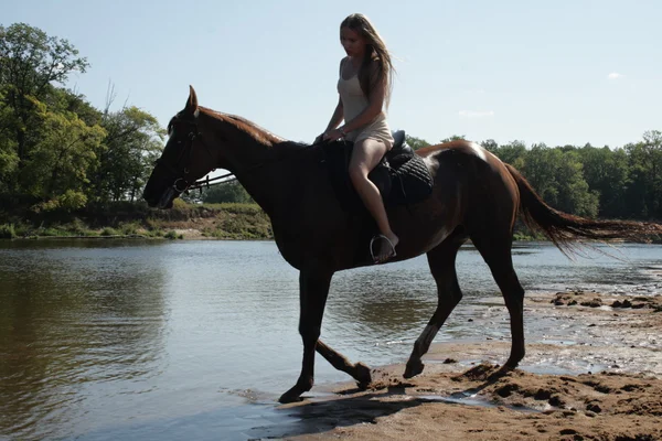 Blond jeźdźca na koniu — Zdjęcie stockowe