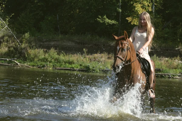 Blond rider på hästen — Stockfoto