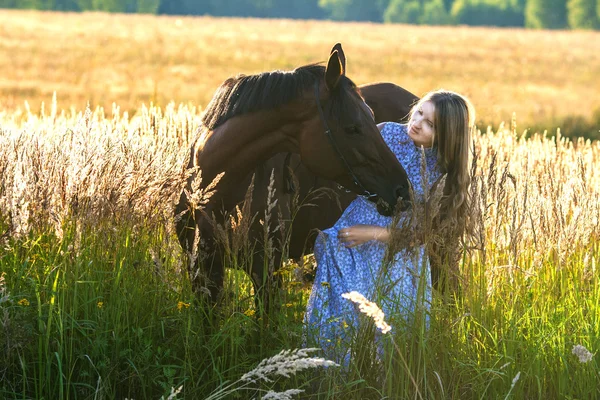 Blond rider på hästen — Stockfoto