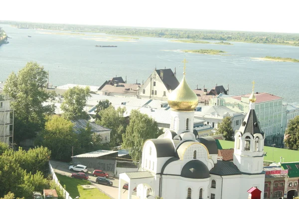 Ciudad en el río Oka — Foto de Stock