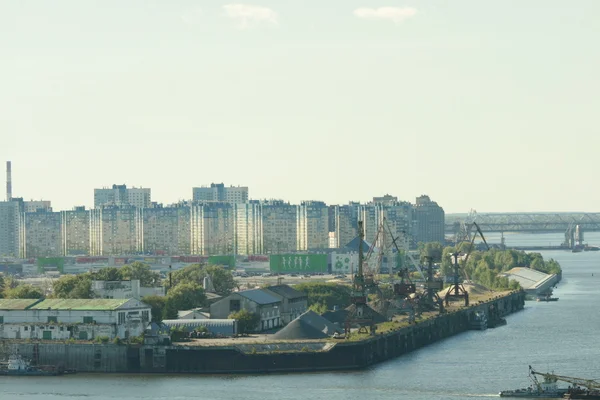 Ciudad en el río Oka — Foto de Stock