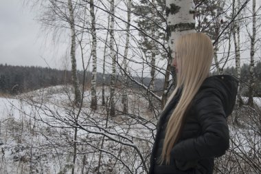 Orman sahne bir arka plan üzerinde kırmızı şapkalı kız