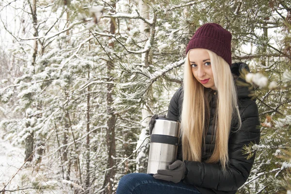 Menina em um chapéu vermelho em um fundo de paisagem florestal — Fotografia de Stock