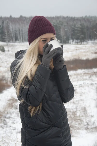 Chica en un sombrero rojo sobre un fondo de paisajes forestales — Foto de Stock