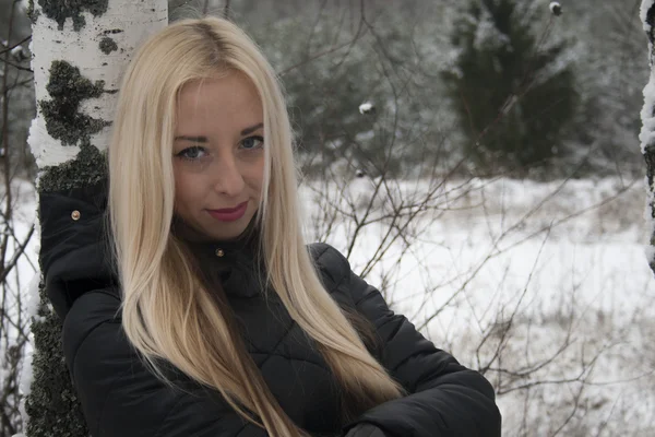 Ragazza con un cappello rosso su uno sfondo di paesaggio forestale — Foto Stock