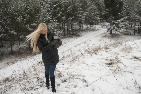 Ragazza con un cappello rosso su uno sfondo di paesaggio forestale — Foto Stock