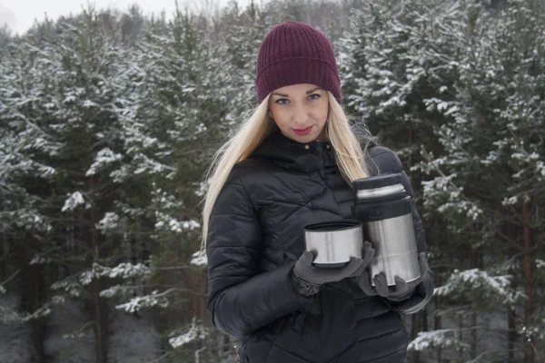 Ragazza con un cappello rosso su uno sfondo di paesaggio forestale — Foto Stock