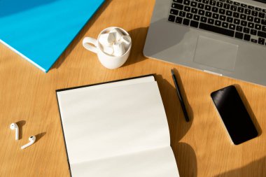 İş yeri. Merkez ofis. Ofis. Çalışma alanı. Çalış ve çalış. Masa. Ögeler