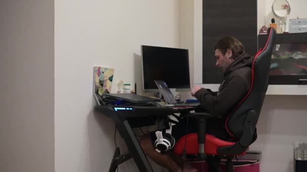 HD-beelden van volwassenen die een sigaret oplichten terwijl ze thuis werken tijdens Covid pandemy — Stockvideo