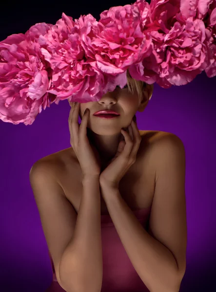 Woman in wreath with pink flowers — Stock Photo, Image