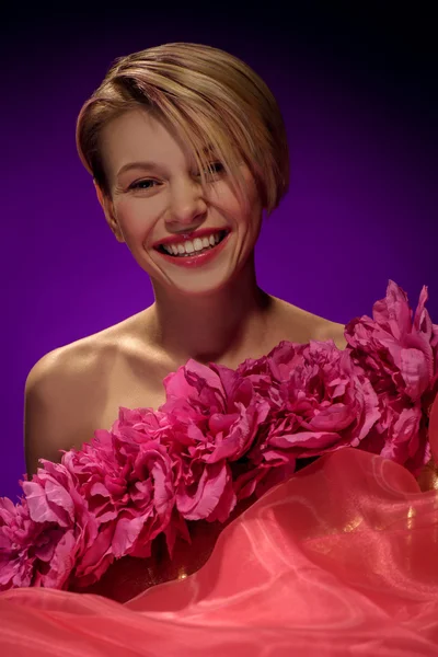Mujer rubia con flores rosadas — Foto de Stock