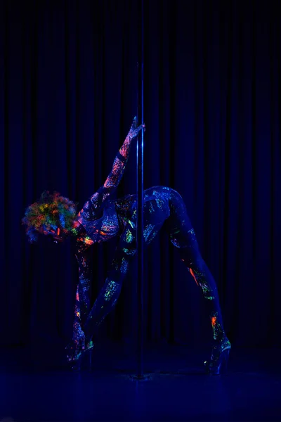 Сексуальная женщина танцует стриптиз — стоковое фото